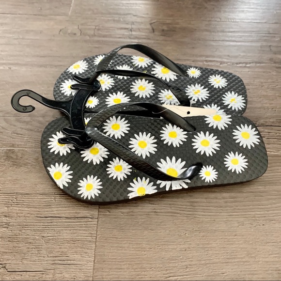 NWT Kid’s Black Daisy Flip Flops - Picture 3 of 5